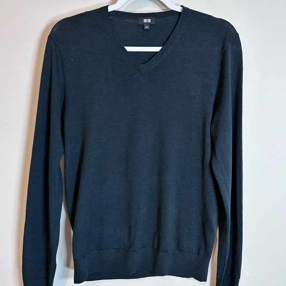 Men’s Small UNIQLO 100% wool light weight V neck sweater Black new w out tag - Picture 2 of 4